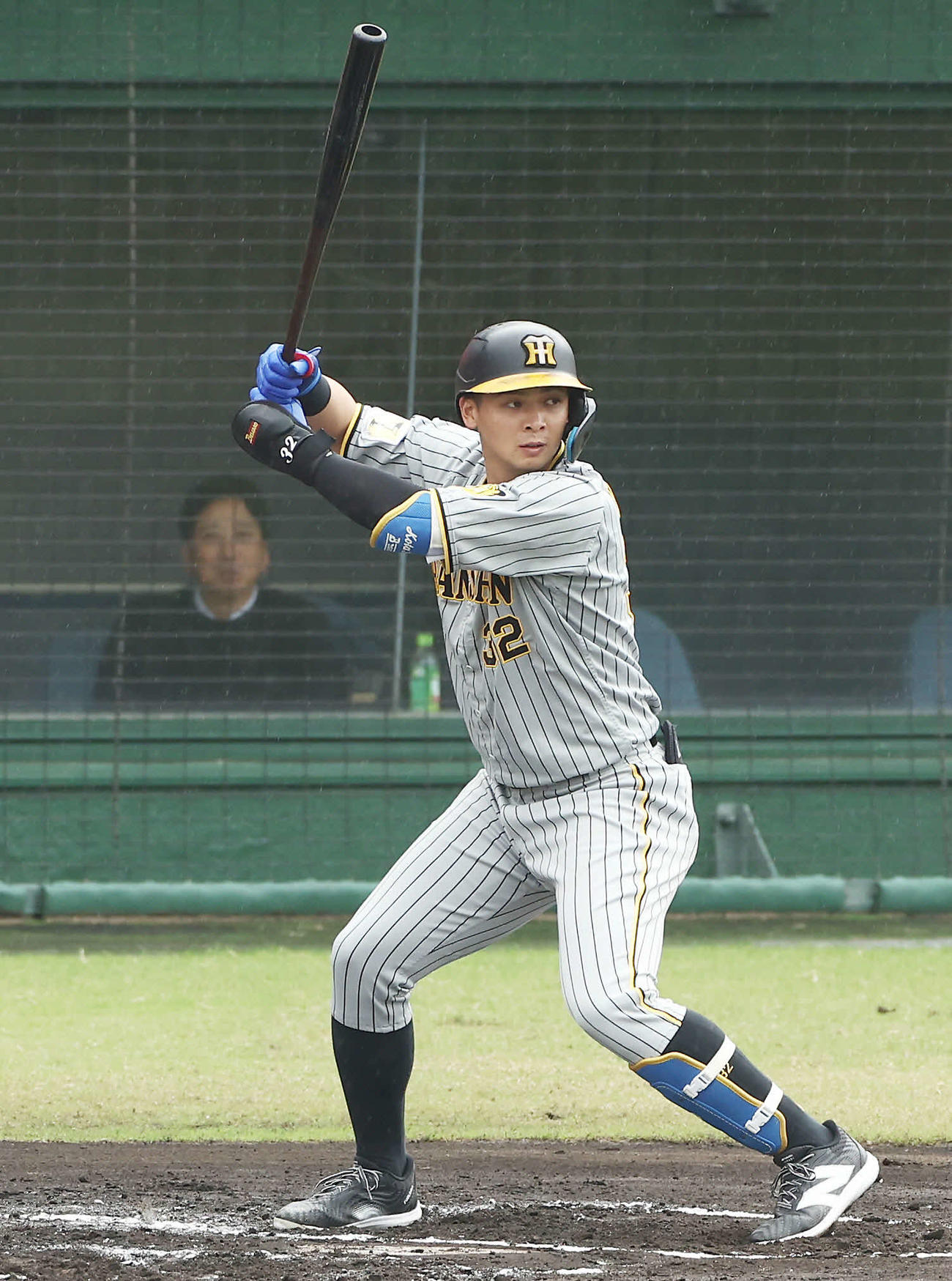 フェニックスリーグの楽天戦を視察に訪れた阪神藤川監督（左）が見守る前で打席に入る井上（撮影・前田充）