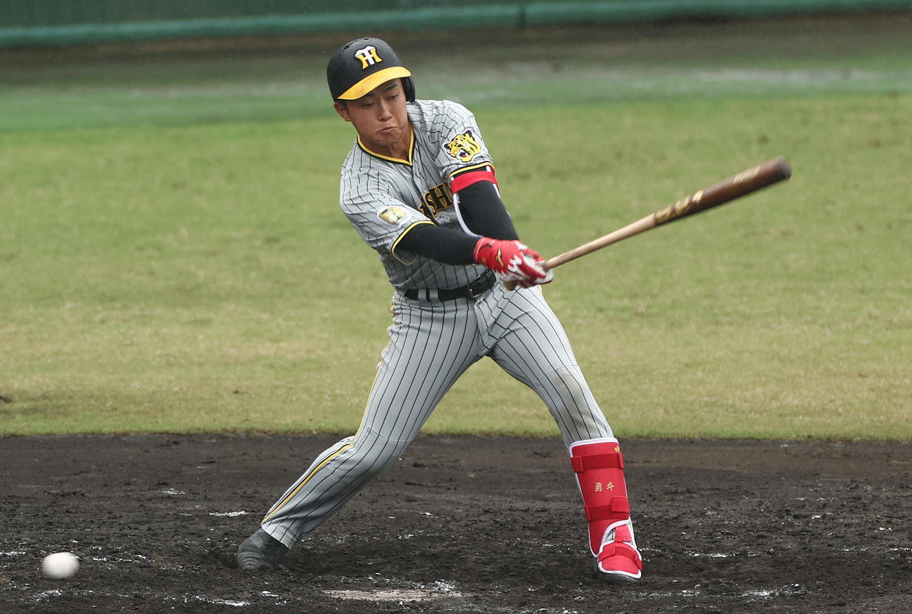 フェニックスリーグ　楽天対阪神　3回表阪神1死一、二塁、空振り三振に倒れる中川（撮影・前田充）