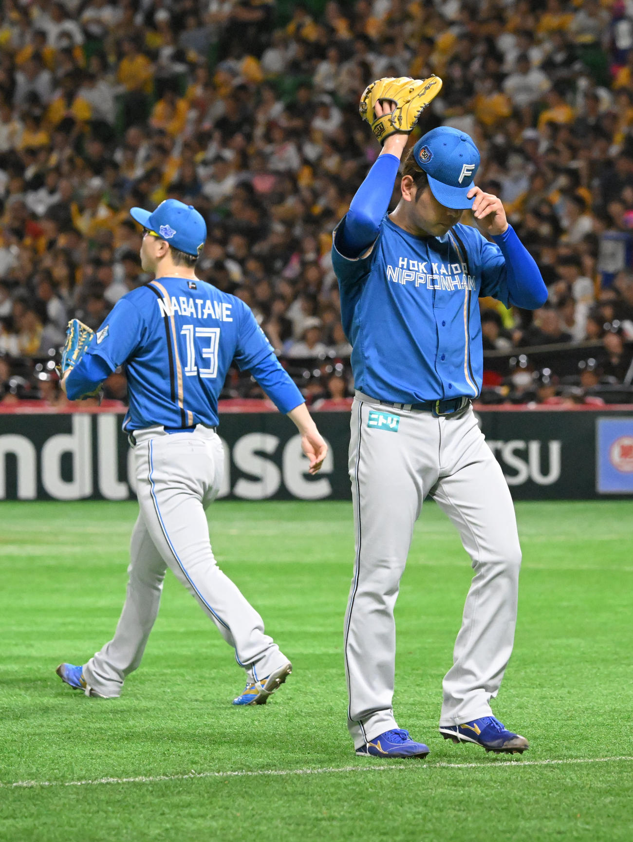 ソフトバンク対日本ハム　2回裏ソフトバンク2死、降板する加藤貴（右）（撮影・林敢治）