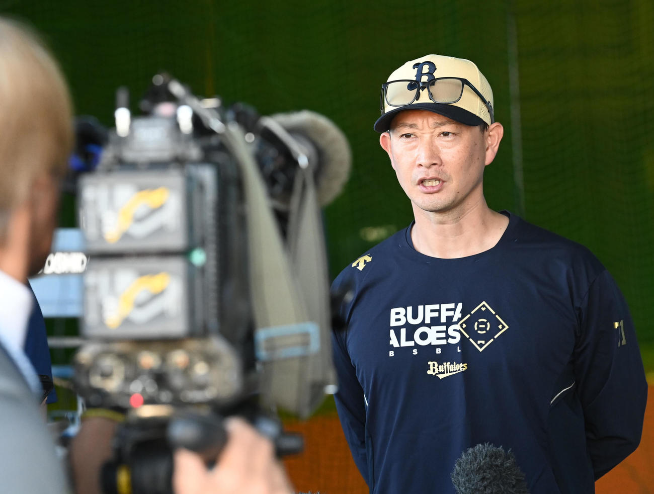 記者の質問に答える岸田監督（撮影・前岡正明）