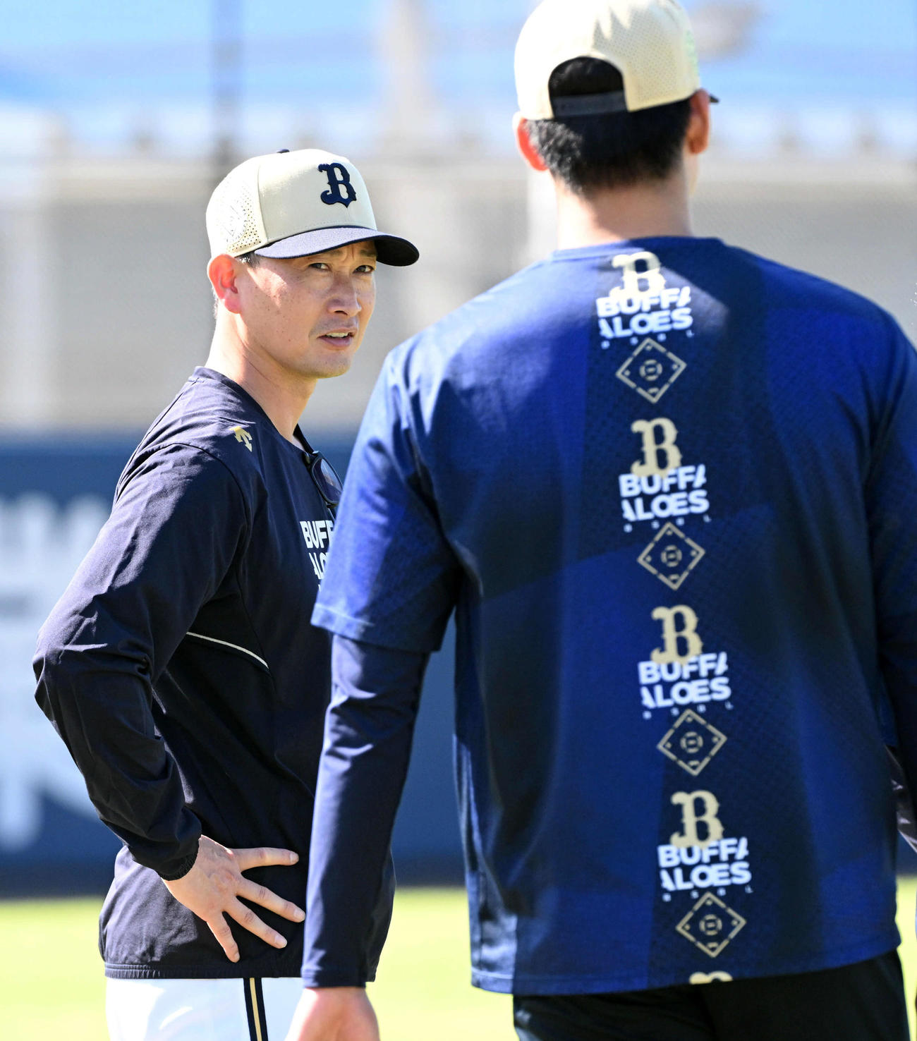 オリックス岸田監督は山下（右）と話す（撮影・前岡正明）