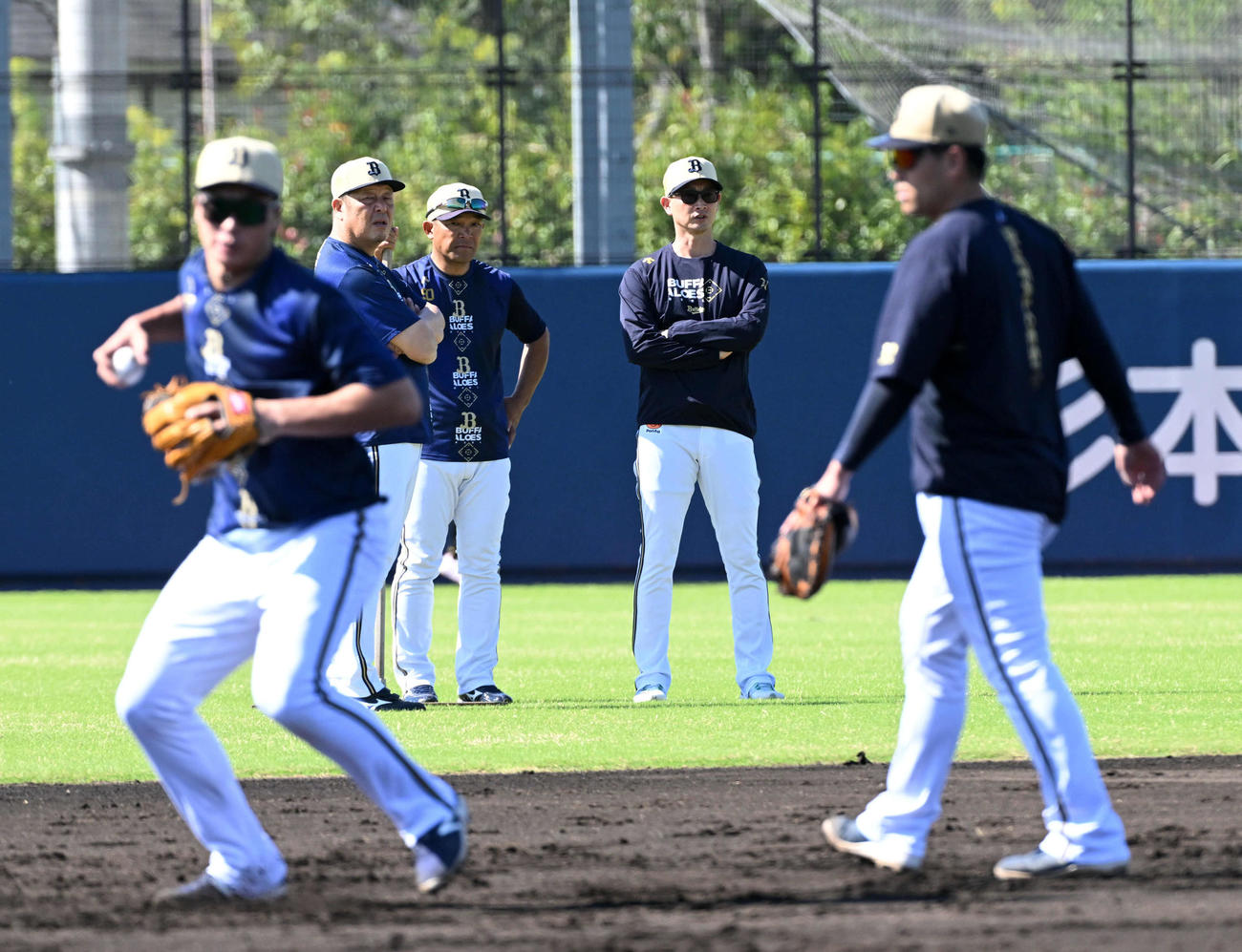 オリックス岸田監督（右）は波留コーチ（中央）、水本コーチとともに練習を見守る（撮影・前岡正明）