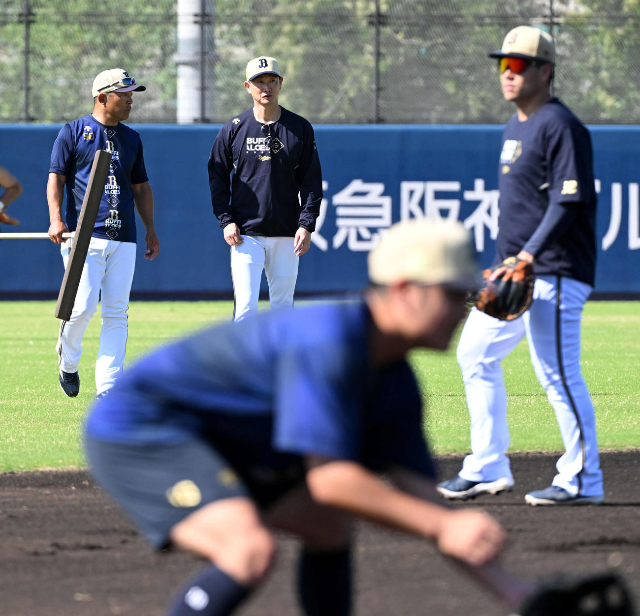 オリックス岸田監督（右）は波留コーチ（左）と練習を見守る（撮影・前岡正明）