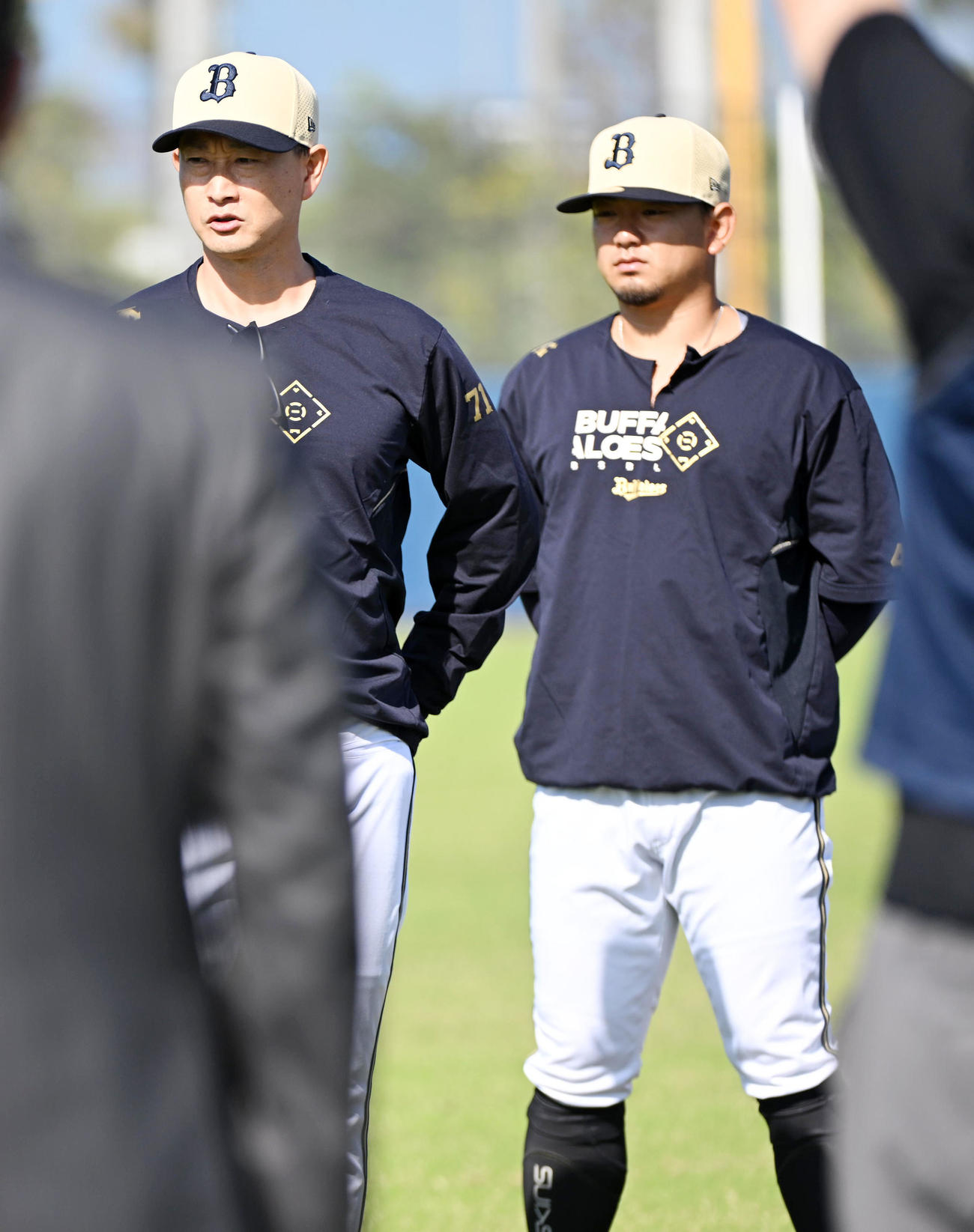 秋季練習開始前、ナインに訓示する岸田監督（左）。右は森（撮影・前岡正明）