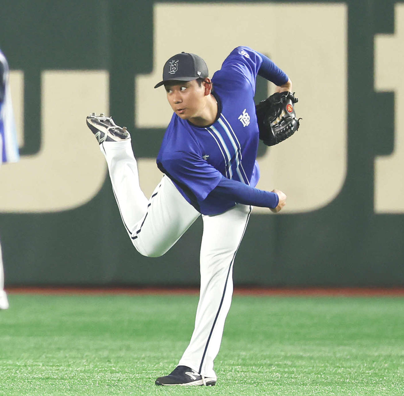 巨人対DeNA　試合前、キャッチボールするDeNA吉野（撮影・宮地輝）