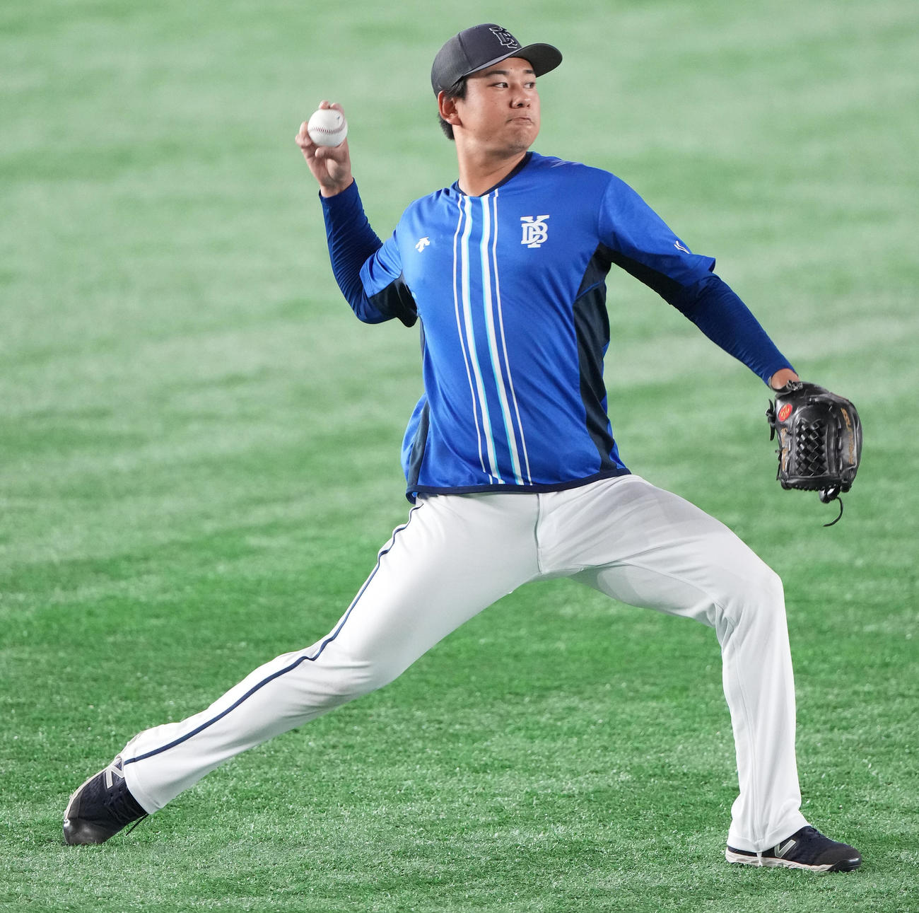 巨人対DeNA　試合前練習でキャッチボールするDeNA吉野（撮影・鈴木みどり）