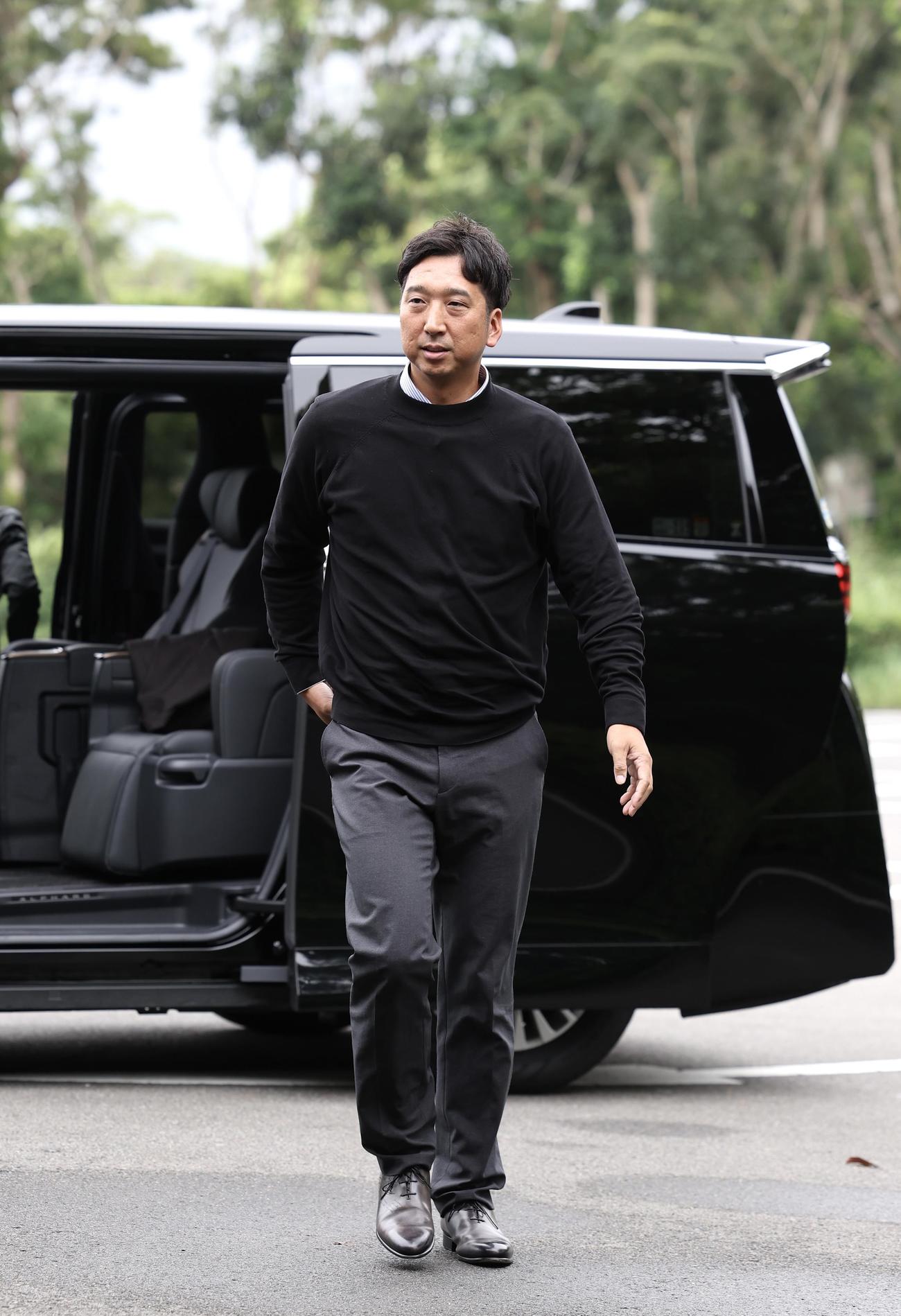 フェニックスリーグが行われるサンマリンスタジアム宮崎に到着した阪神藤川監督（撮影・前田充）