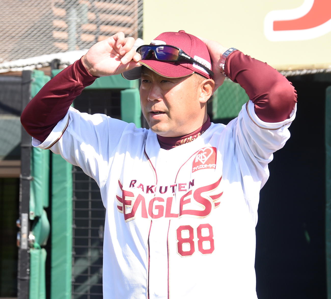グラウンドに姿を見せた楽天三木新監督（撮影・山田愛斗）