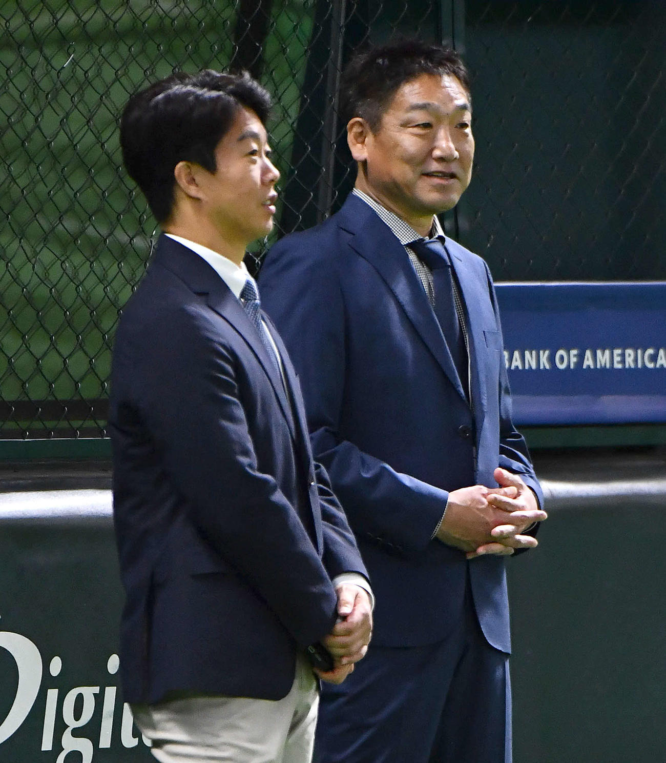 ソフトバンク対日本ハム　試合前、鶴岡慎也氏（左）と話すオリックス前監督の中嶋聡氏（撮影・岩下翔太）