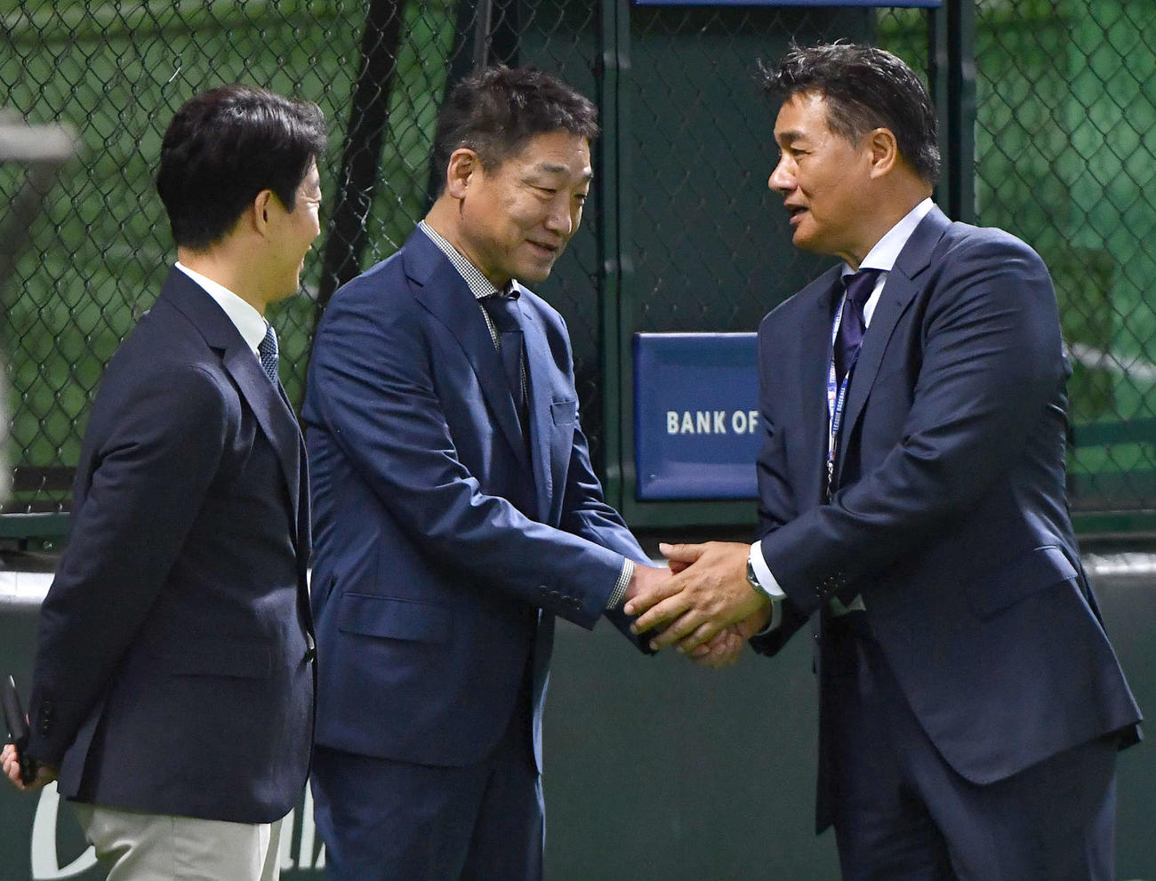 ソフトバンク対日本ハム　試合前、与田剛氏（右）と握手を交わすオリックス前監督の中嶋聡氏。左は鶴岡慎也氏（撮影・岩下翔太）