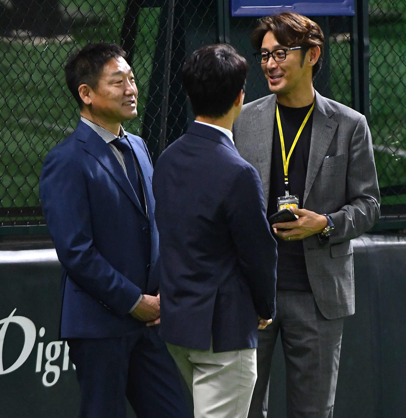 ソフトバンク対日本ハム　試合前、江尻慎太郎氏（右）と話すオリックス前監督の中嶋聡氏（撮影・岩下翔太）
