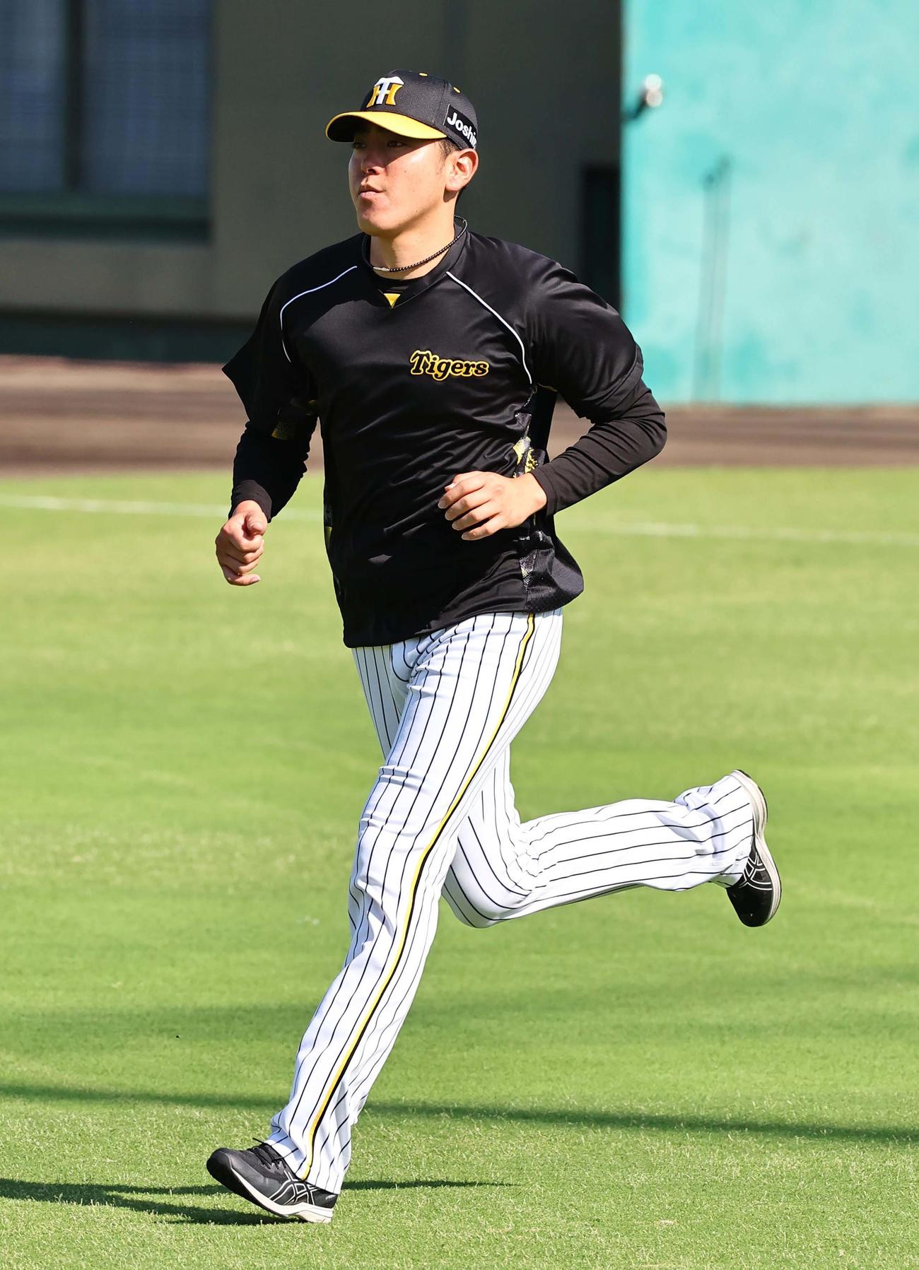 外野をランニングする小川（撮影・上田博志）