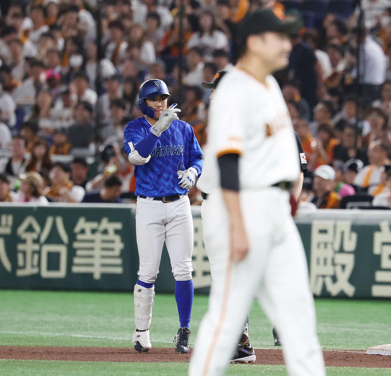巨人対DeNA 5回表DeNA1死三塁、中前適時打を放った森敬（撮影・宮地輝）