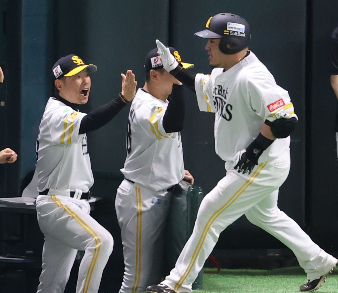 ソフトバンク対日本ハム　5回裏ソフトバンク2死、山川は左越えに本塁打を放ち小久保監督に出迎えられる（撮影・梅根麻紀）