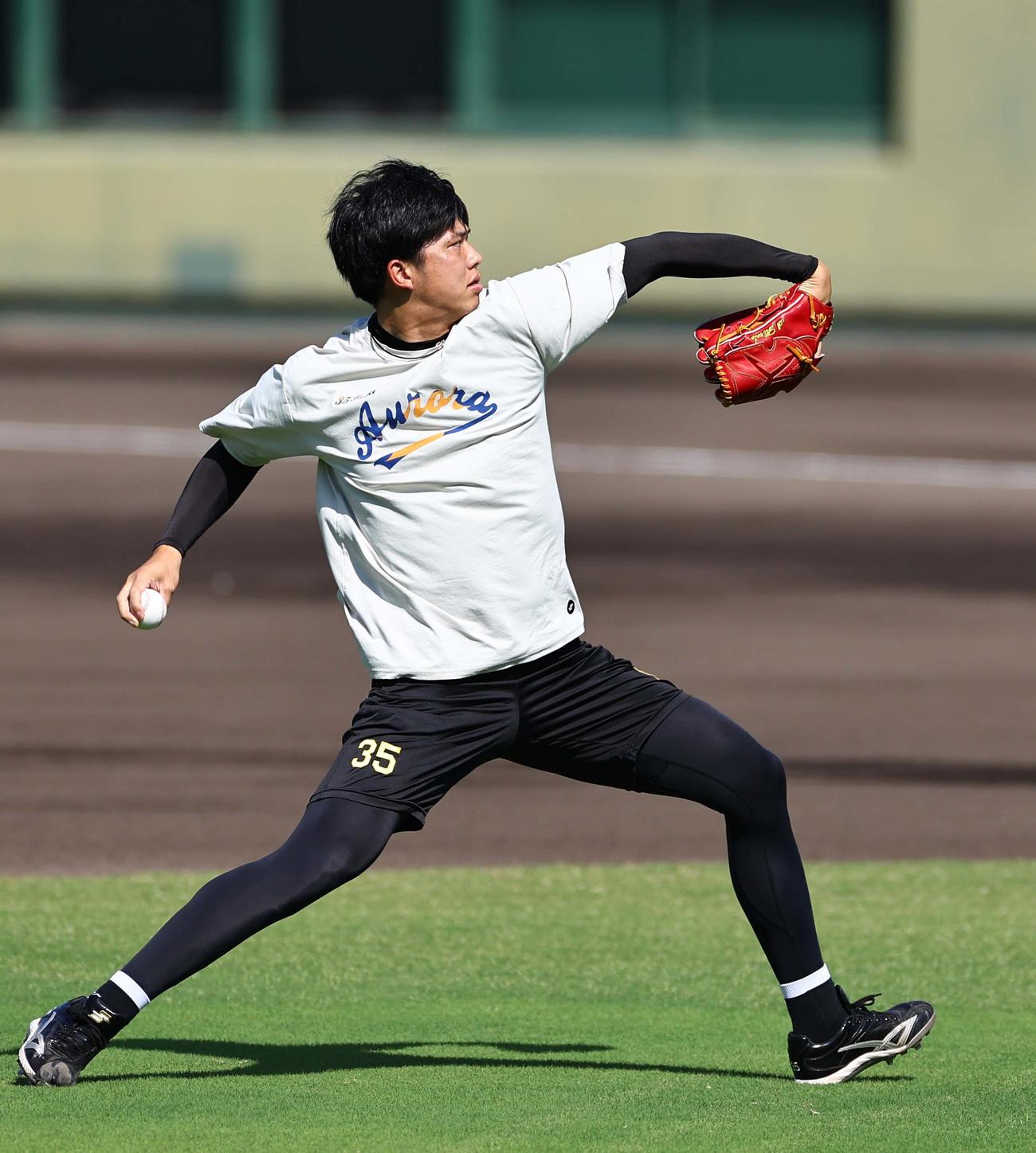 鳴尾浜球場でキャッチボールをする才木（撮影・上田博志）