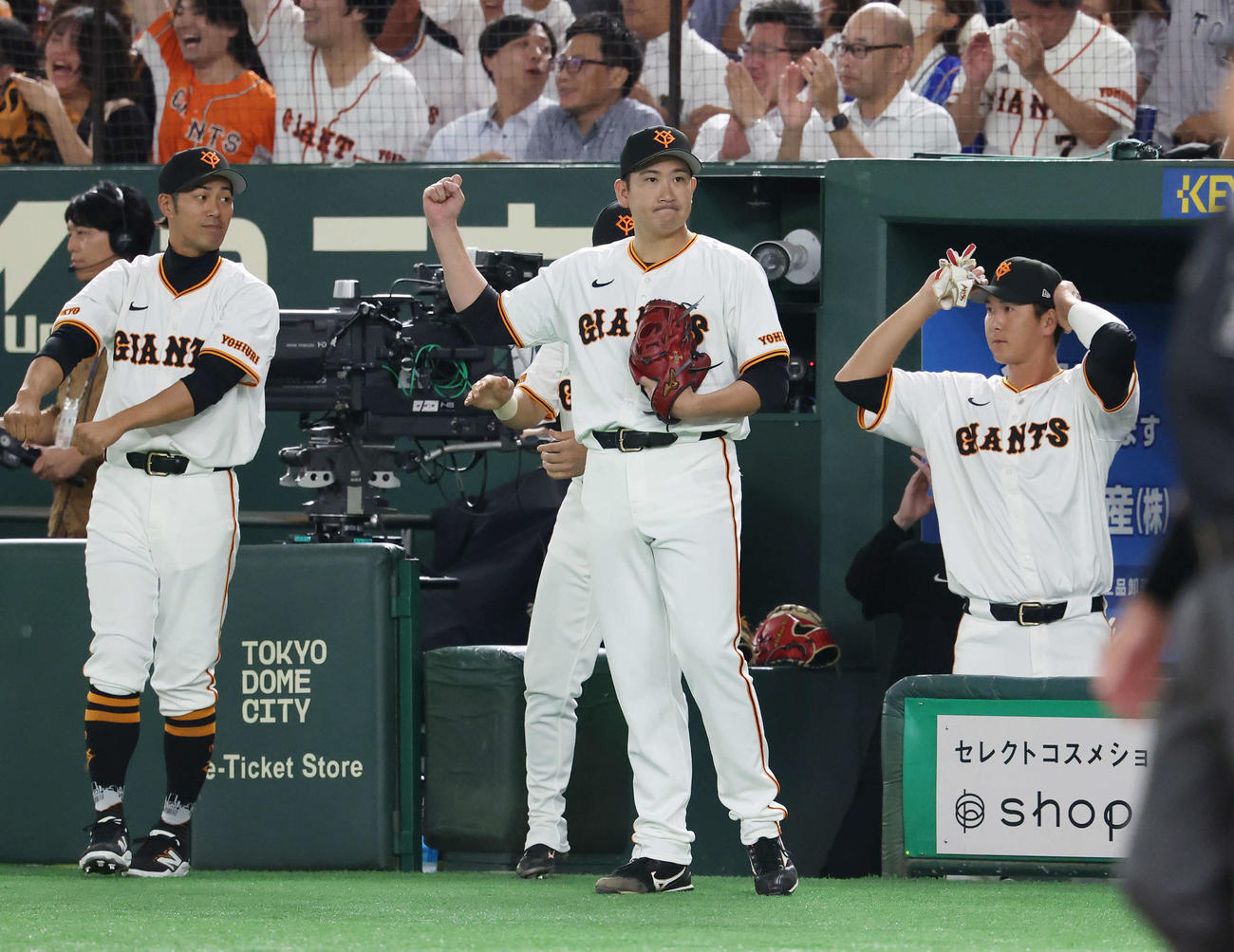 巨人対DeNA 6回裏巨人2死二塁、岡本和が中前適時打を放ちガッツポーズする菅野（中央）（撮影・宮地輝）