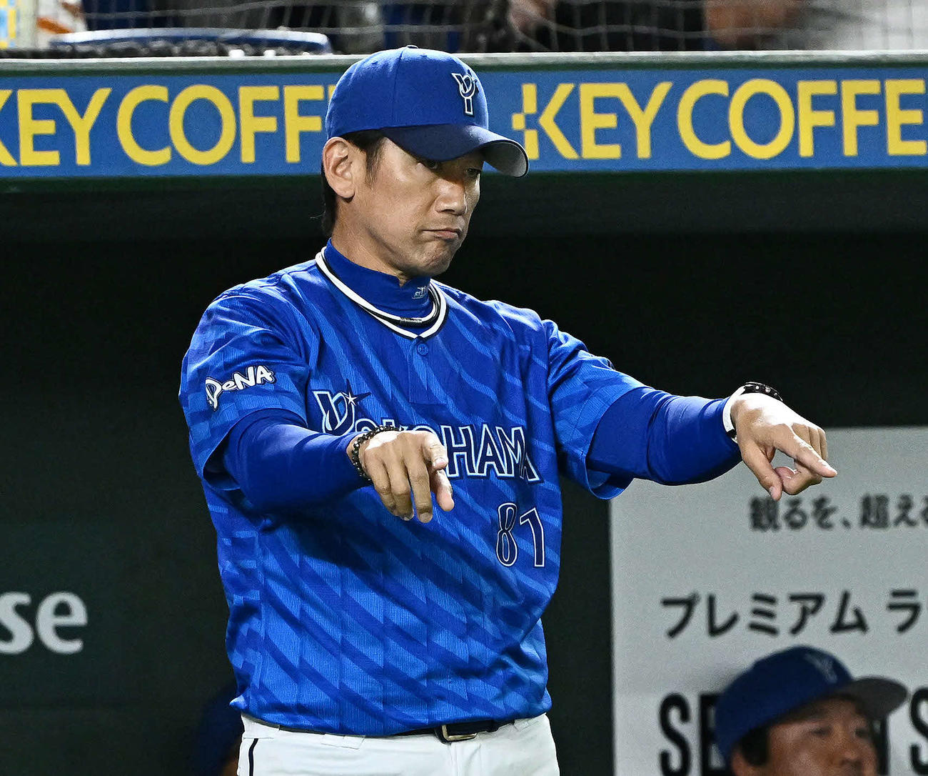巨人対DeNA 6回裏巨人無死、丸の一塁セーフの判定にリクエストする三浦監督（撮影・滝沢徹郎）