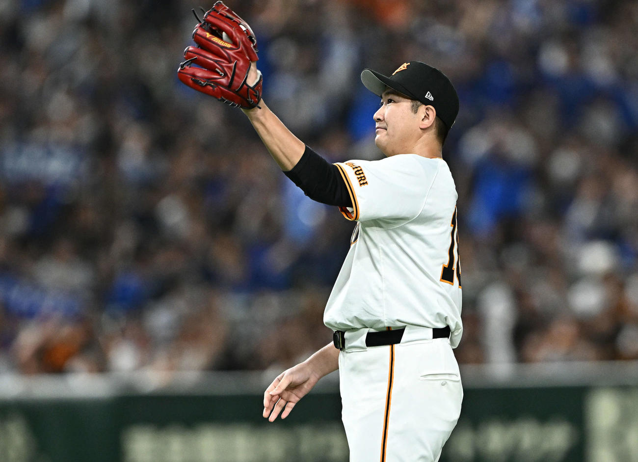 巨人対DeNA 7回表DeNA無死、オースティンにソロ本塁打を許す菅野（撮影・滝沢徹郎）
