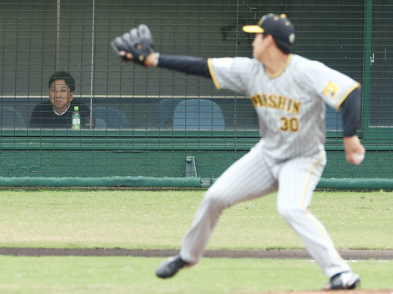 フェニックスリーグの楽天戦を視察し、力投する阪神門別（右）を見つめる藤川監督（撮影・前田充）