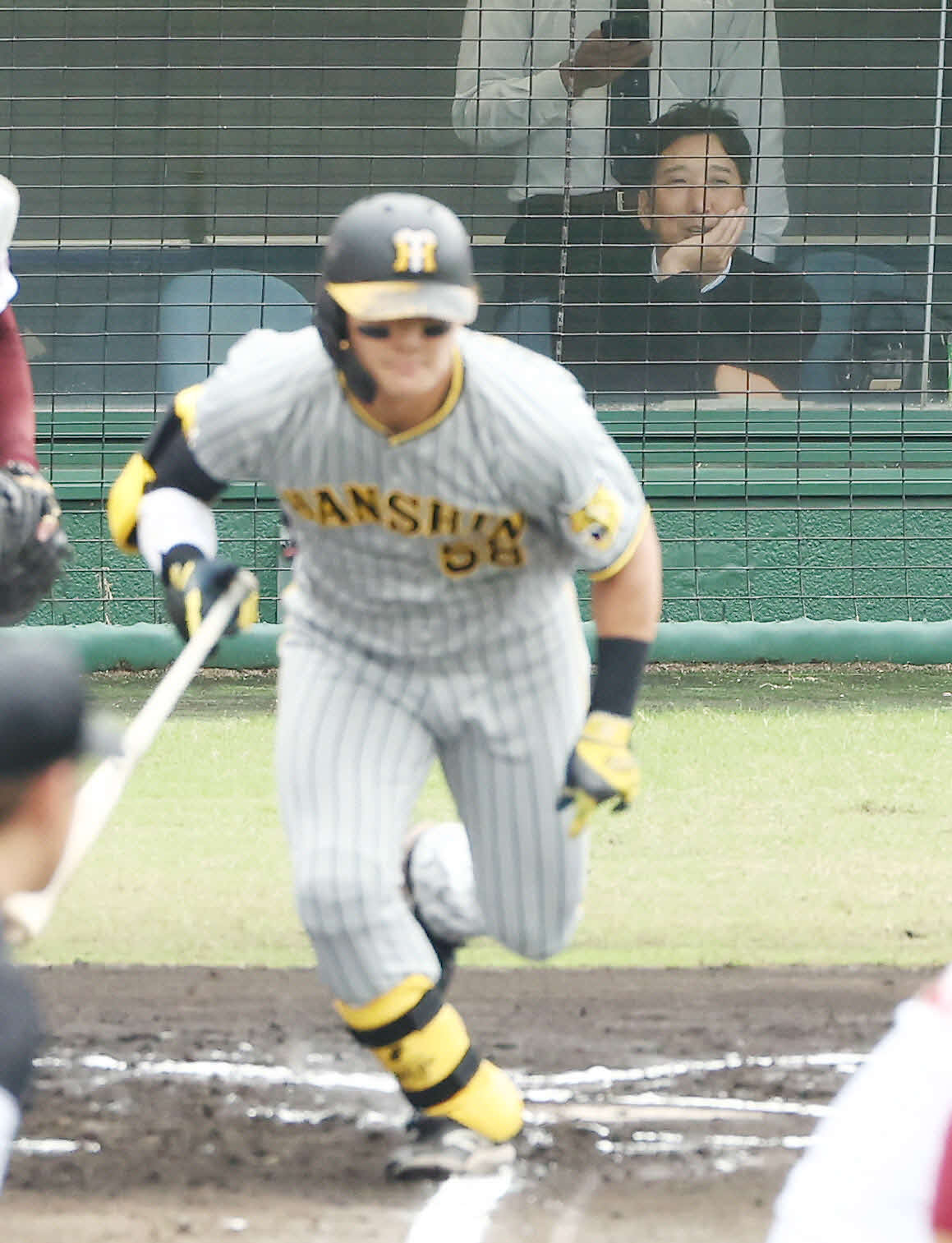 フェニックスリーグの楽天戦を視察し、阪神前川（左）の打撃を見つめる藤川監督（撮影・前田充）