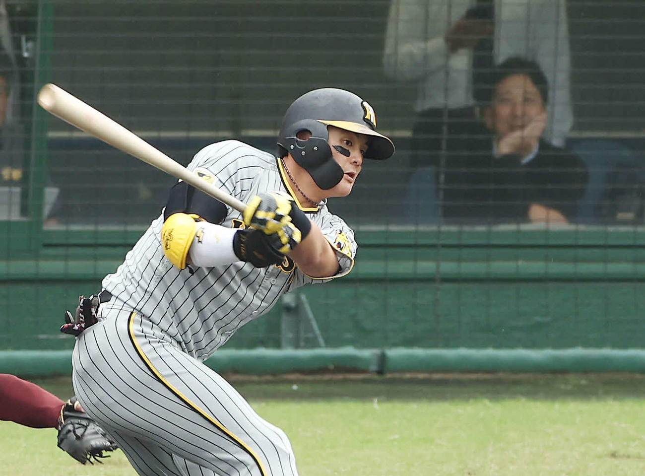 フェニックスリーグ　楽天対阪神　1回表阪神無死一、三塁、二ゴロで打点をあげる前川。右は視察に訪れた藤川監督（撮影・前田充）
