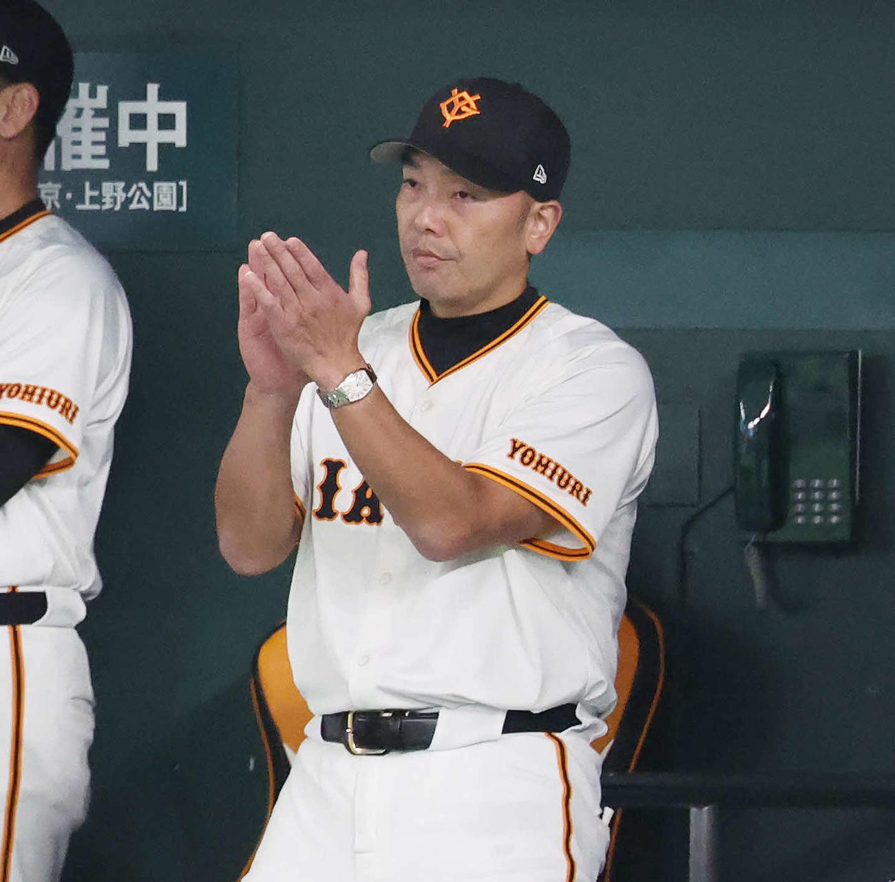 巨人対DeNA 2回表DeNA2死、浅野が森敬の右飛を好捕し拍手する阿部監督（撮影・宮地輝）