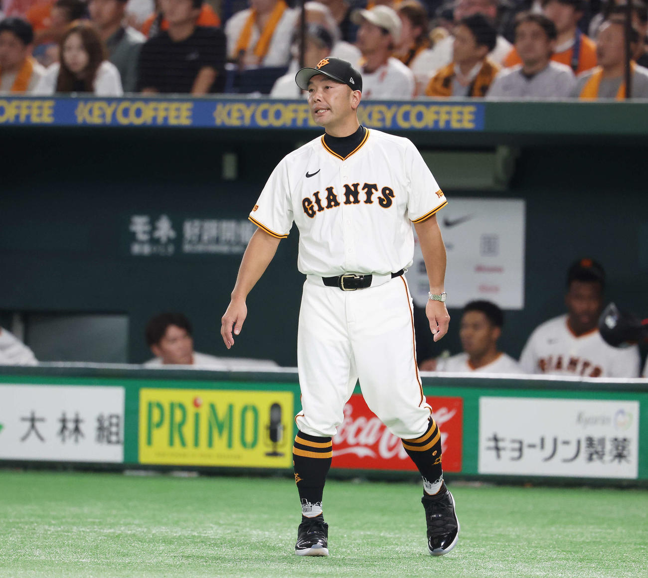 巨人対DeNA 8回表、選手交代を告げる巨人阿部監督（撮影・宮地輝）