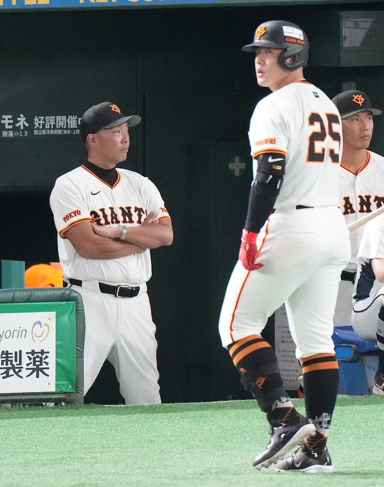 巨人対DeNA 9回裏巨人無死、空振り三振に倒れベンチへ戻る岡本和（右手前）と腕を組む阿部監督（撮影・鈴木みどり）