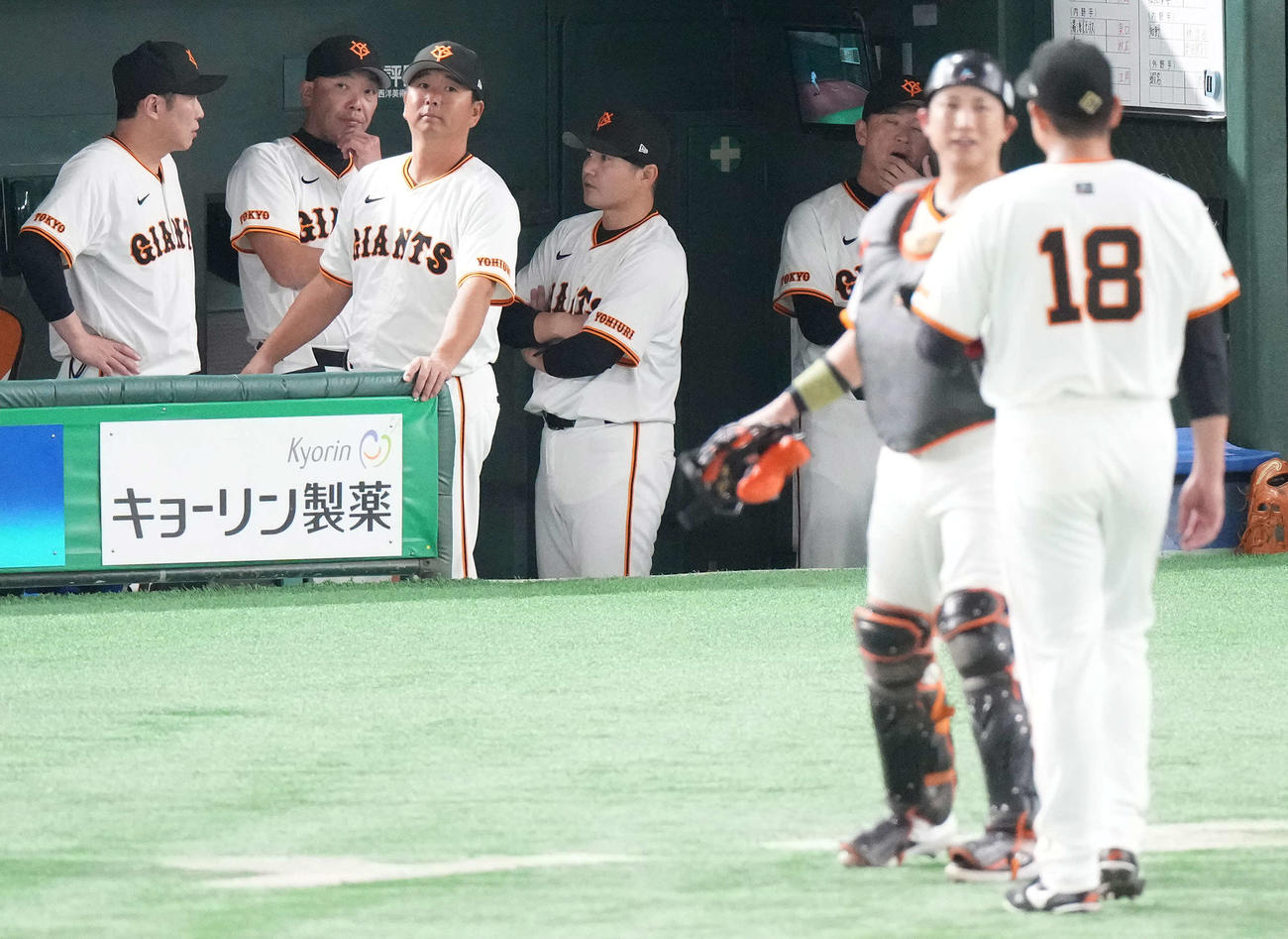 巨人対DeNA 7回表を終えベンチへ戻る菅野（右手前）とベンチで険しい表情の巨人阿部監督（左から2人目）（撮影・鈴木みどり）