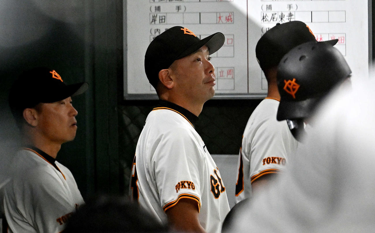 巨人対DeNA 9回裏、ベンチから戦況を見守る巨人阿部監督（中央）（撮影・滝沢徹郎）