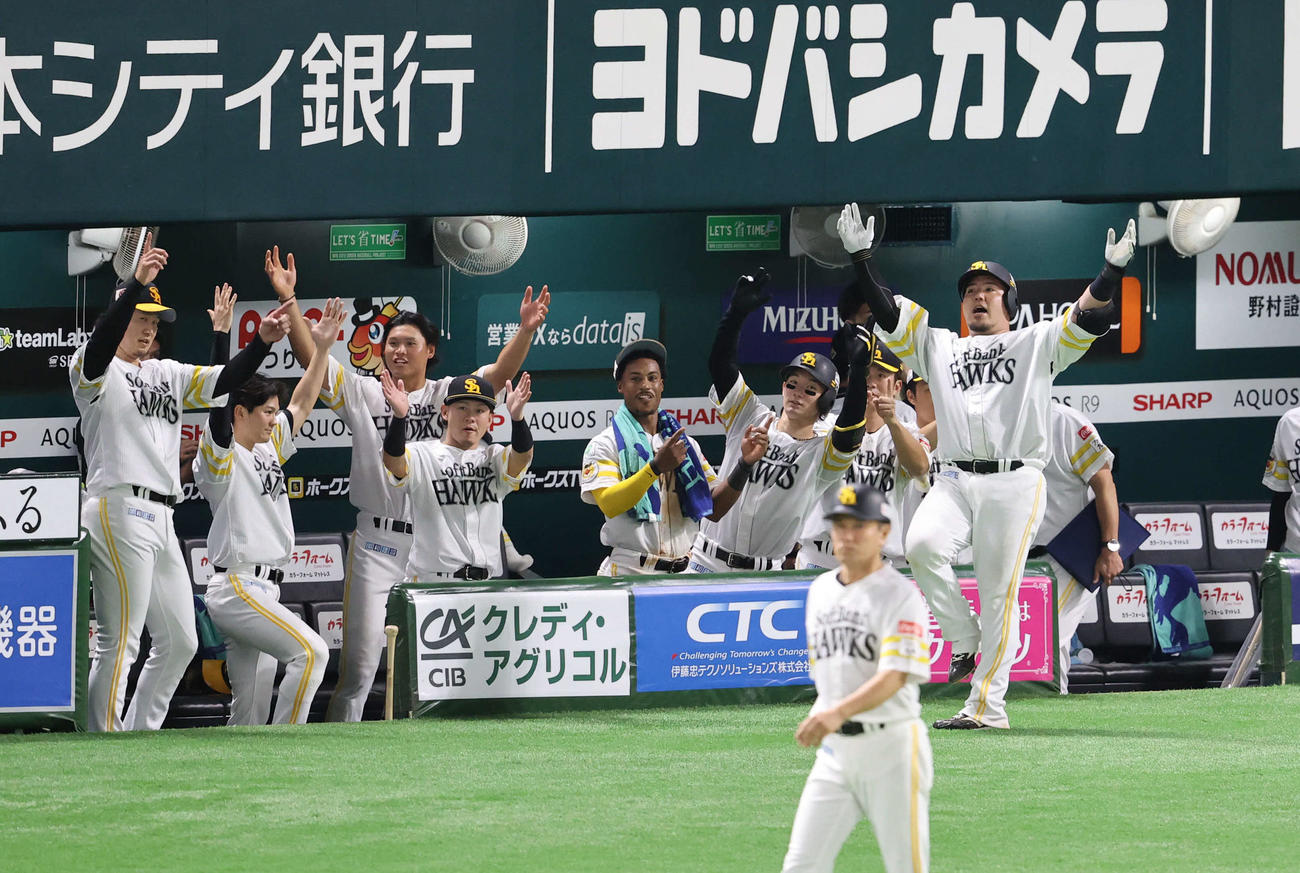 ソフトバンク対日本ハム　7回裏ソフトバンク無死、山川は2打席連続本塁打を放ち、ベンチ前で「どすこい！」ポーズを決める（撮影・梅根麻紀）