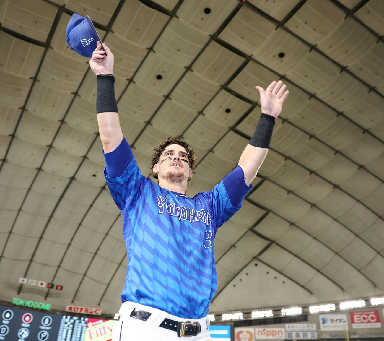 巨人対DeNA　勝利したDeNAオースティンはスタンドの声援に応える（撮影・宮地輝）