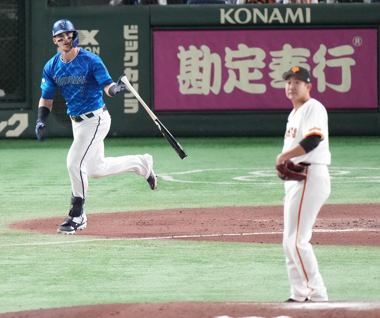 巨人対DeNA 7回表DeNA無死、右越えソロ本塁打を放つオースティン（撮影・鈴木みどり）
