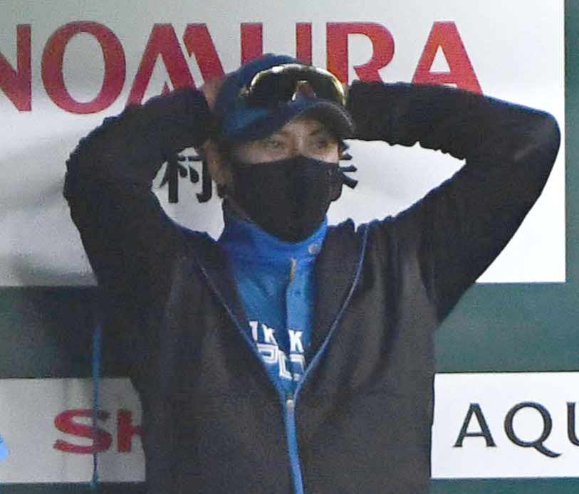 ソフトバンク対日本ハム　5回裏ソフトバンク2死、山川が打席に入り、頭を抱える新庄監督（撮影・岩下翔太）