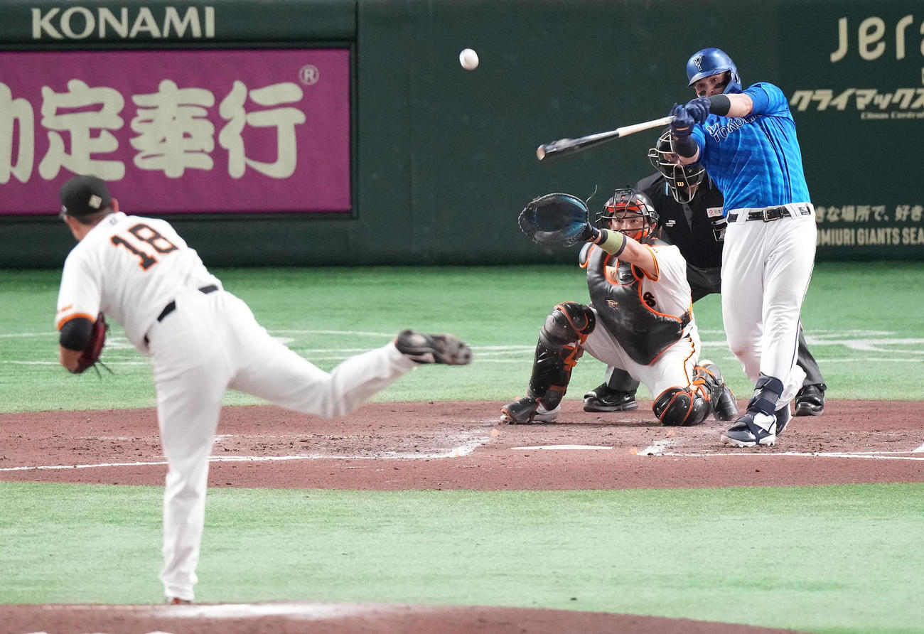 巨人対DeNA 7回表DeNA無死、右越えソロ本塁打を放つオースティン。投手菅野（撮影・鈴木みどり）