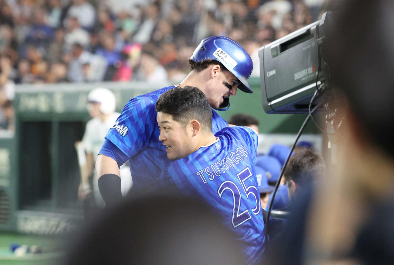 巨人対DeNA 7回表DeNA無死、右越えソロ本塁打を放ったオースティン（後方）は筒香と抱き合って喜ぶ（撮影・宮地輝）