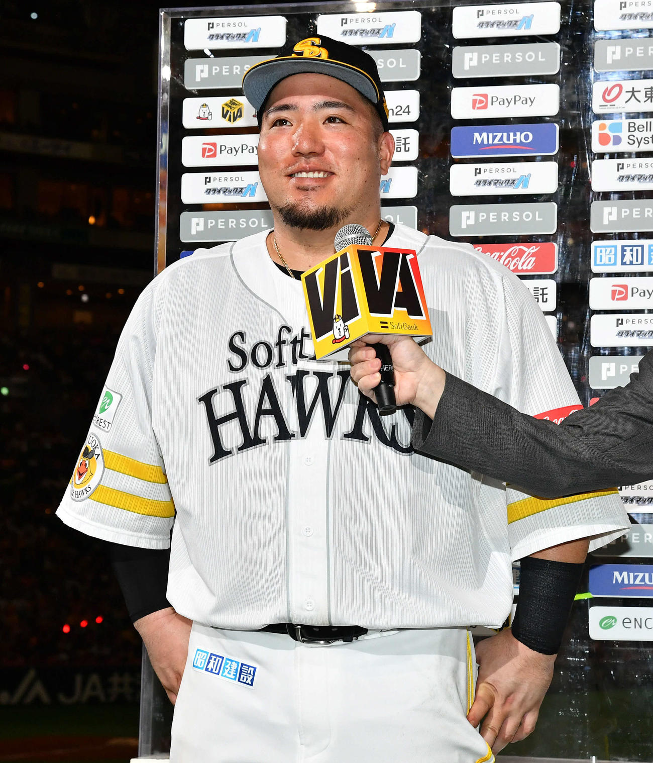 ソフトバンク対日本ハム　日本ハムに連勝し、ヒーローインタビューで笑顔を見せる山川（撮影・岩下翔太）