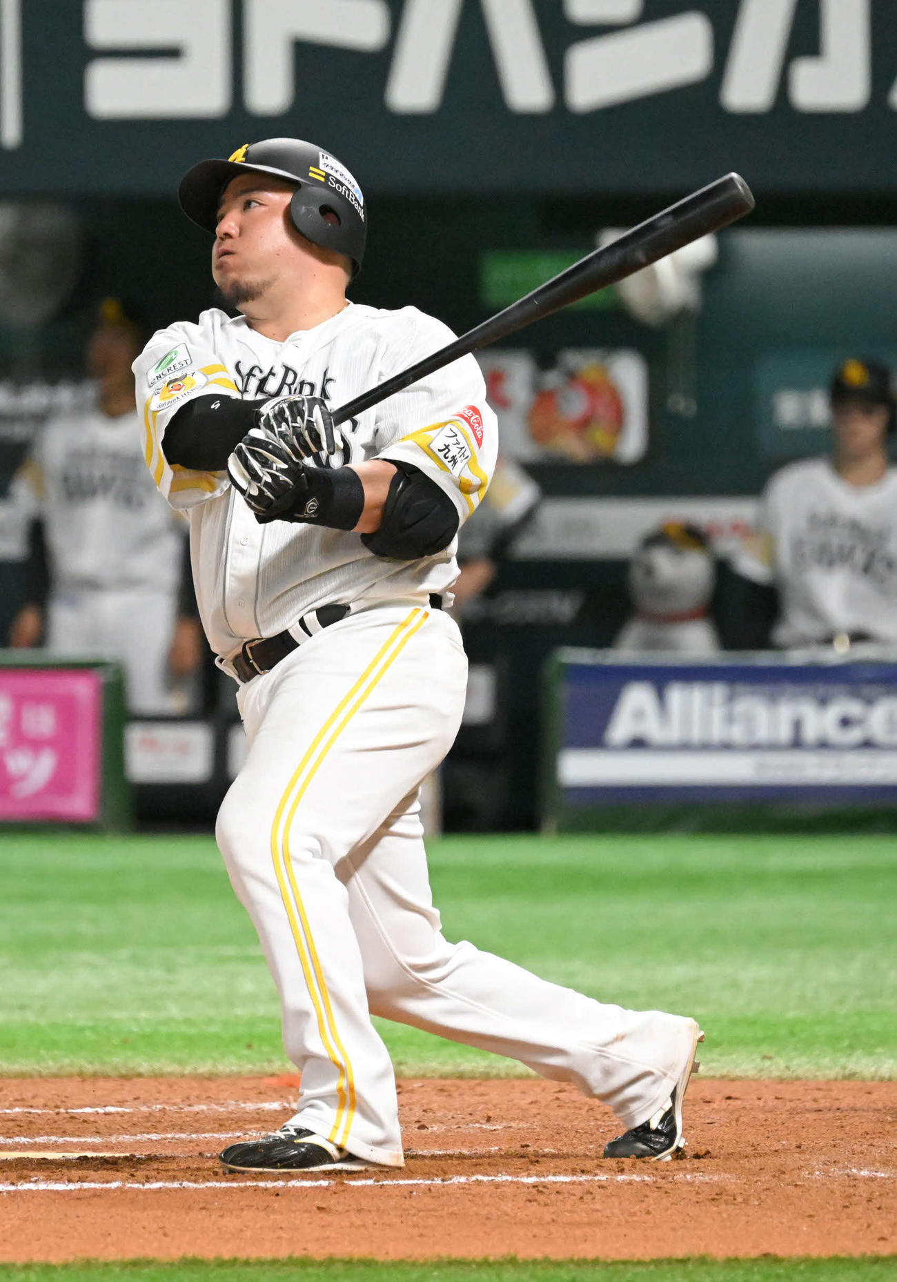 ソフトバンク対日本ハム　7回裏ソフトバンク無死、山川はソロ本塁打を放つ（撮影・林敢治）