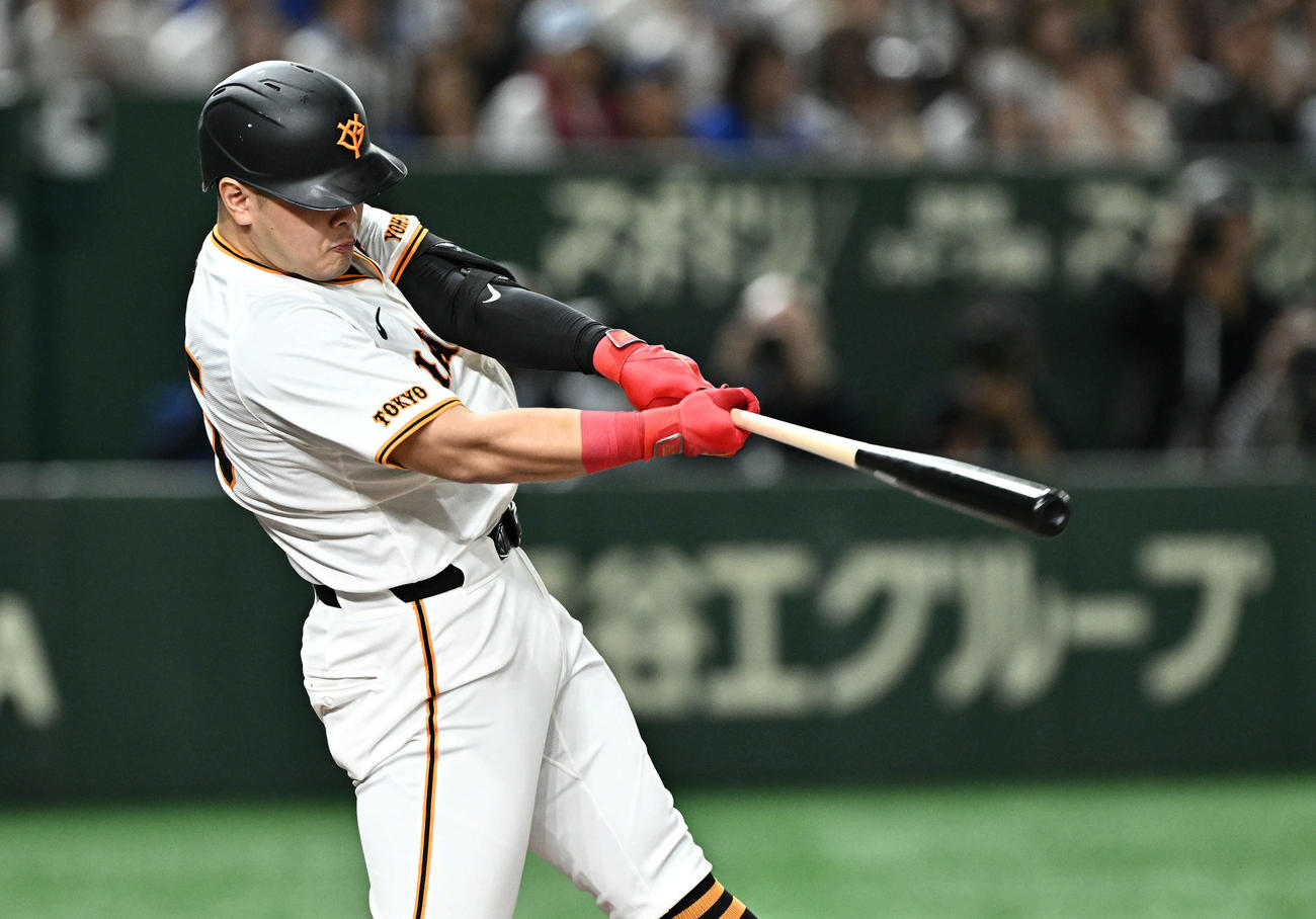 巨人対DeNA 6回裏巨人2死二塁、岡本和は中前適時打を放つ（撮影・滝沢徹郎）