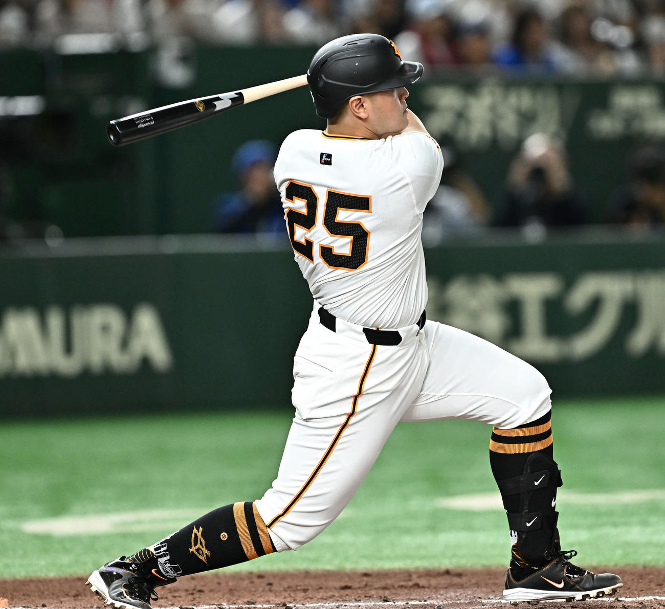 巨人対DeNA 6回裏巨人2死二塁、岡本和は中前適時打を放つ（撮影・滝沢徹郎）
