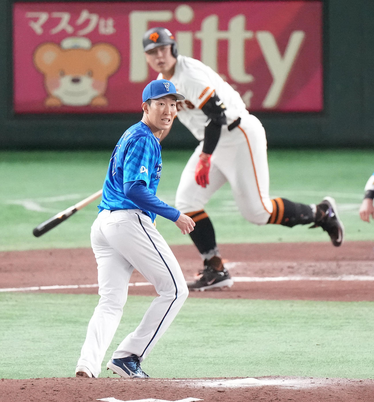 巨人対DeNA 6回裏巨人2死二塁、岡本和に中前適時打を浴びる大貫（撮影・鈴木みどり）