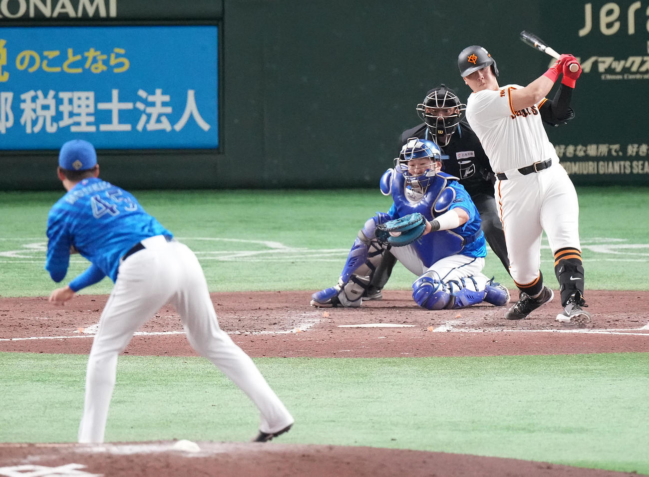巨人対DeNA 9回裏巨人無死、空振り三振に倒れる岡本和。投手森原（撮影・鈴木みどり）