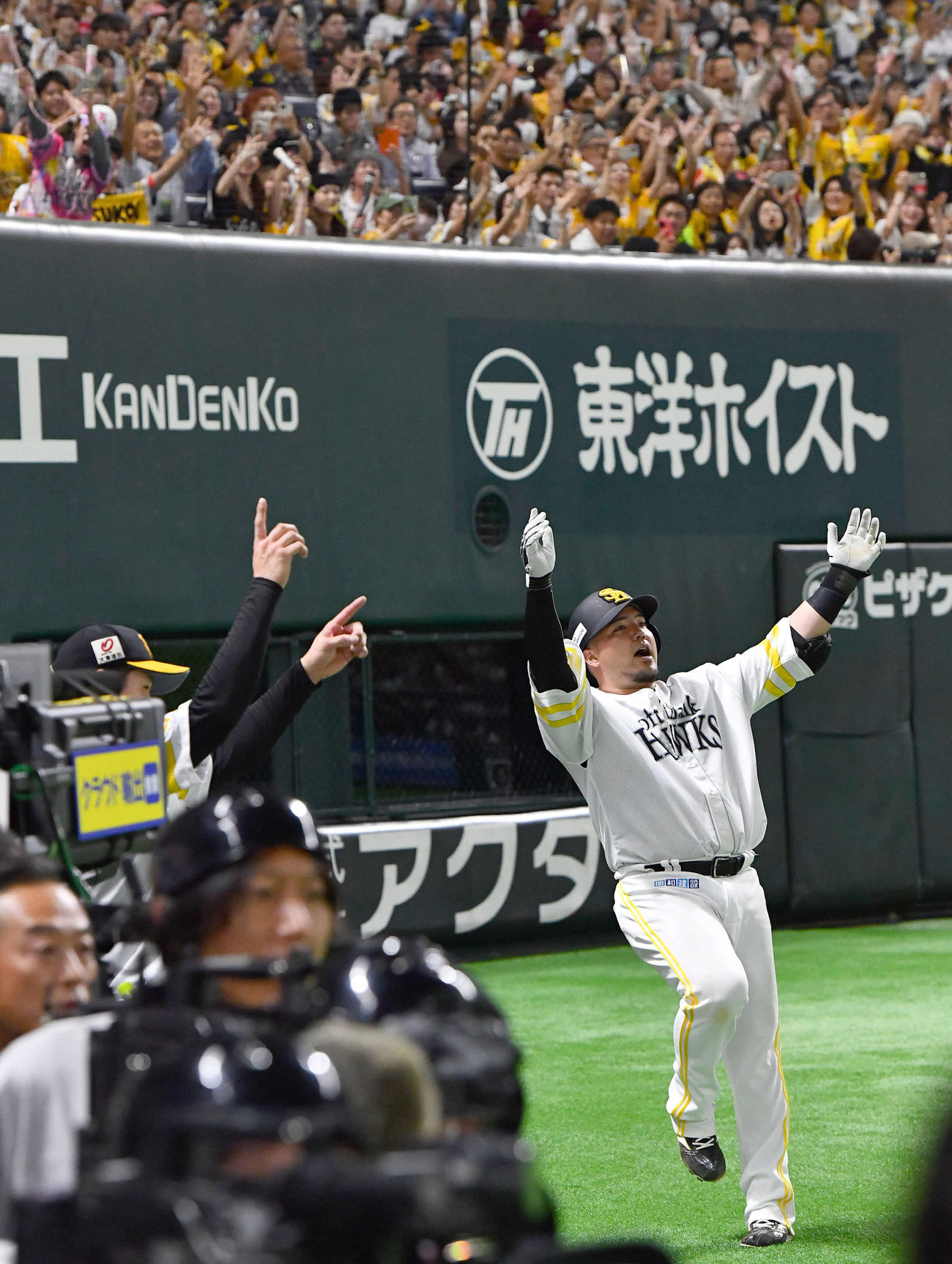 ソフトバンク対日本ハム　7回裏ソフトバンク無死、左中間へ本塁打を放ち、どすこいポーズを決める山川（撮影・岩下翔太）