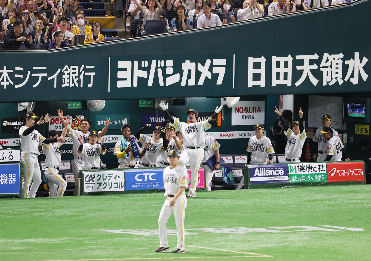 ソフトバンク対日本ハム　7回裏ソフトバンク無死、山川は左中間本塁打を放ちベンチ前でポーズを決める（撮影・梅根麻紀）