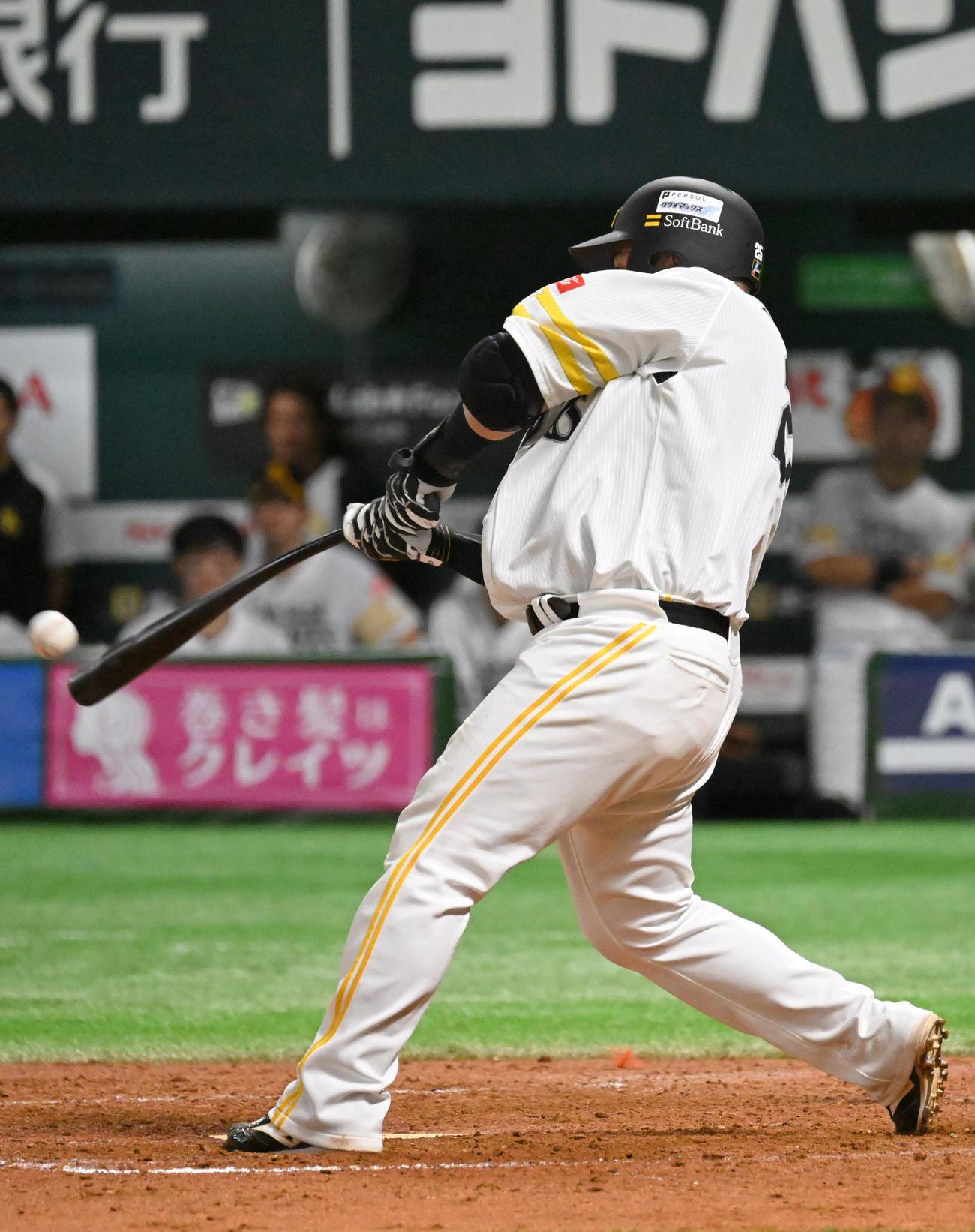 ソフトバンク対日本ハム　5回裏ソフトバンク2死、山川は本塁打を放つ（撮影・林敢治）