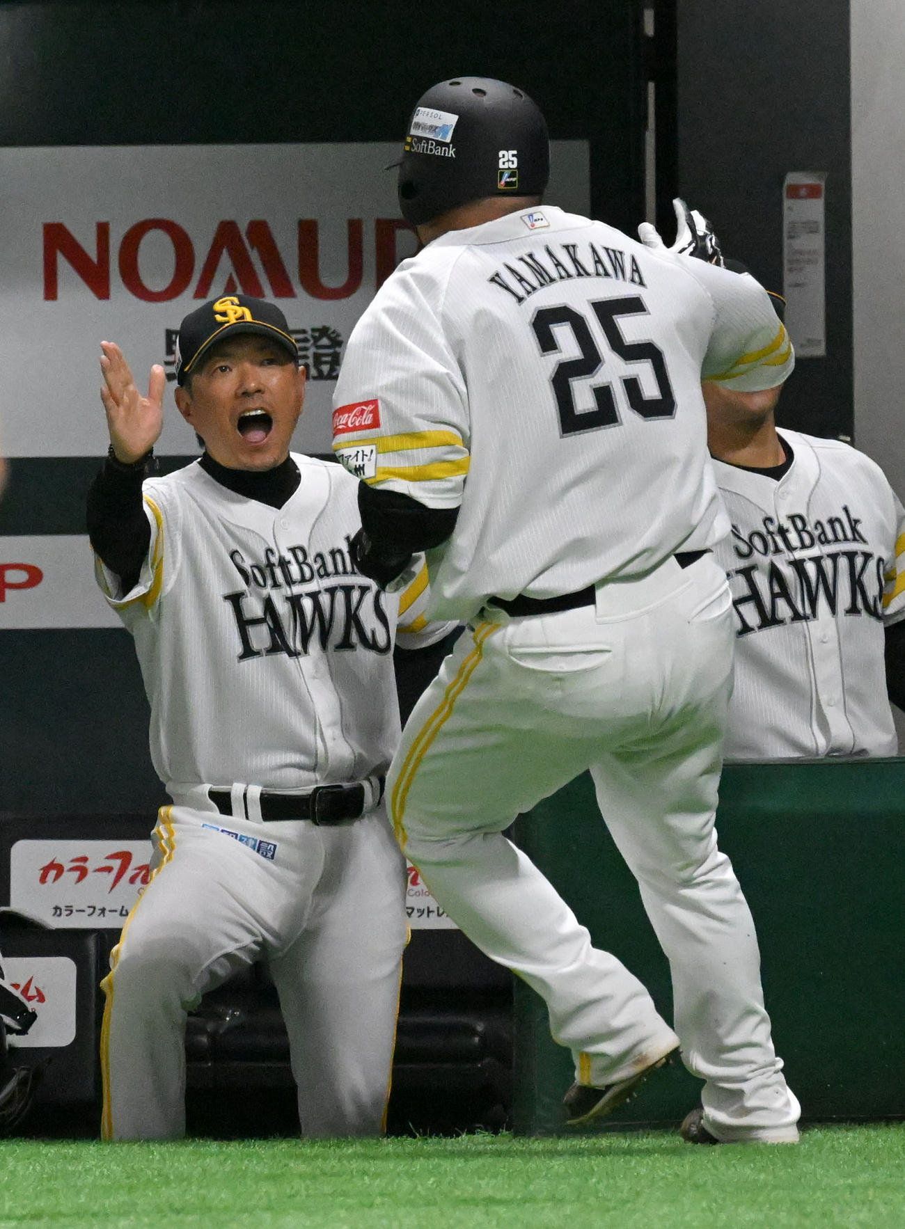 ソフトバンク対日本ハム　5回裏ソフトバンク2死、山川（右）は本塁打を放ち小久保監督とタッチを交わす（撮影・林敢治）