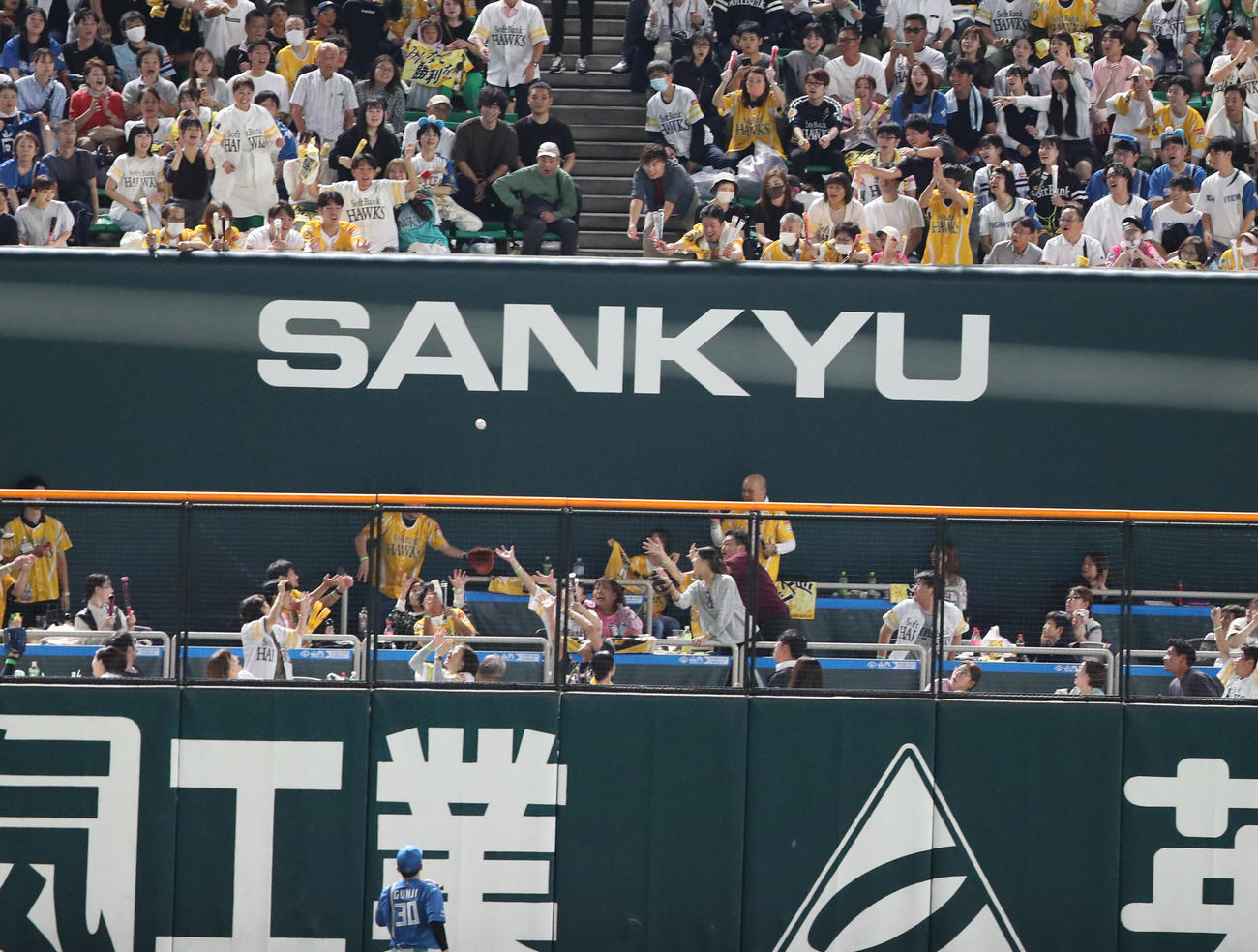 ソフトバンク対日本ハム　5回裏ソフトバンク2死、山川は左越えに本塁打を放つ（撮影・鬼束羽瑠菜）