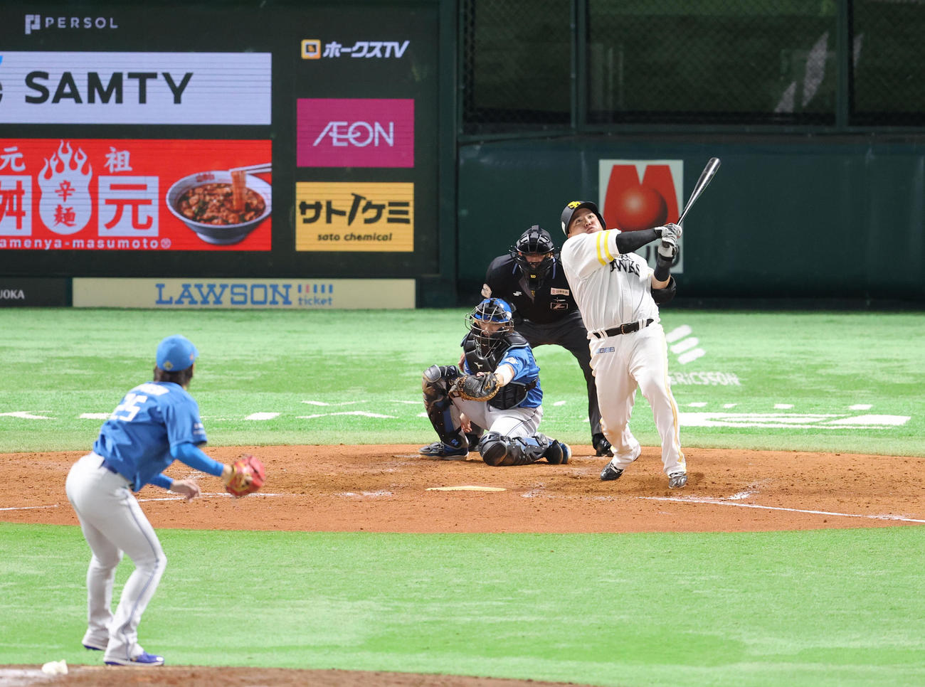 ソフトバンク対日本ハム　5回裏ソフトバンク2死、山川は左越えに本塁打を放つ（撮影・梅根麻紀）