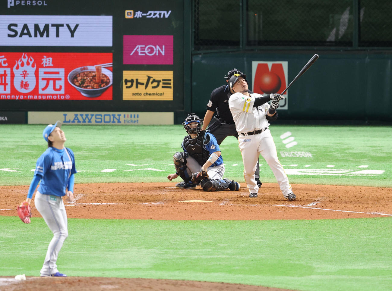 ソフトバンク対日本ハム　5回裏ソフトバンク2死、山川は左越えに本塁打を放つ（撮影・梅根麻紀）