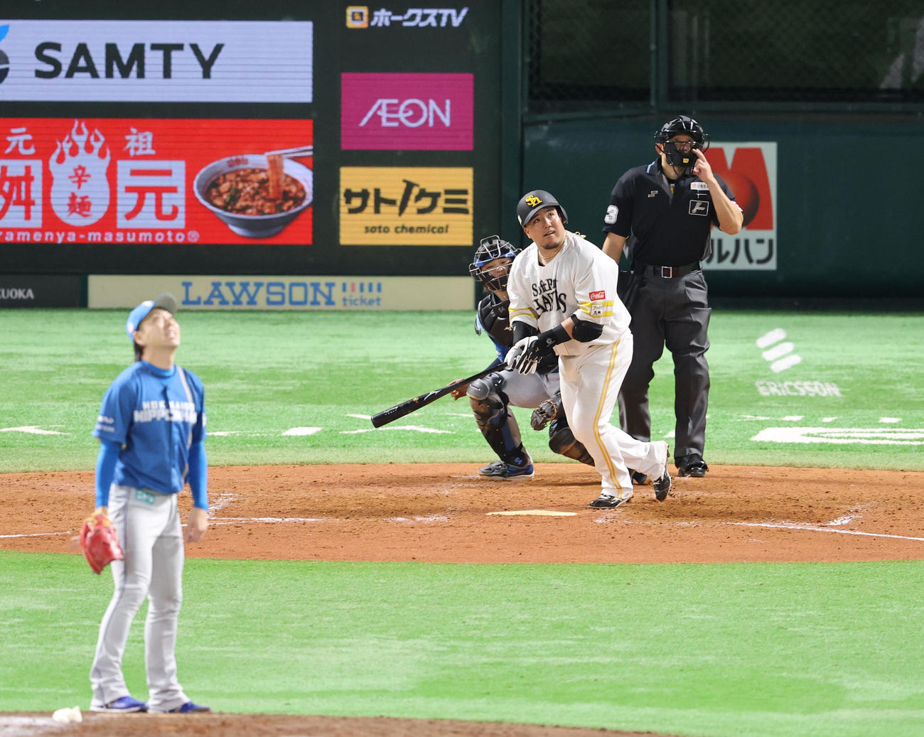 ソフトバンク対日本ハム　5回裏ソフトバンク2死、山川は左越えに本塁打を放つ（撮影・梅根麻紀）